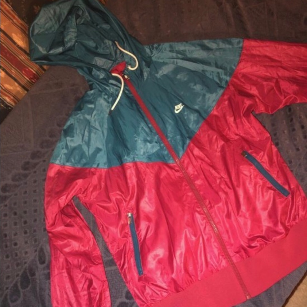 NWOT Rare Nike windrunner